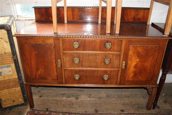 Chippendale style mahogany sideboard(-)